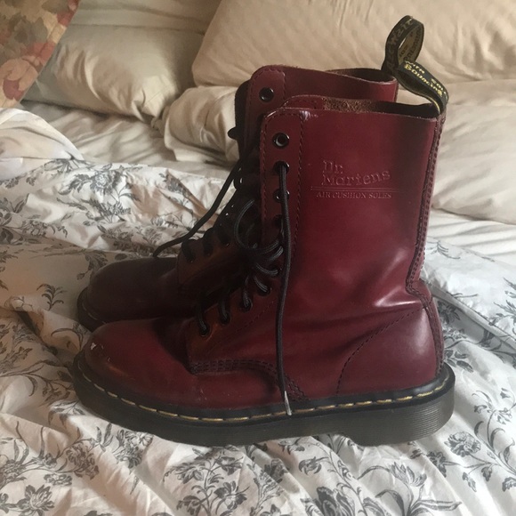 Dr. Martens Shoes - size 7 US red 1490 10-eyelet boot